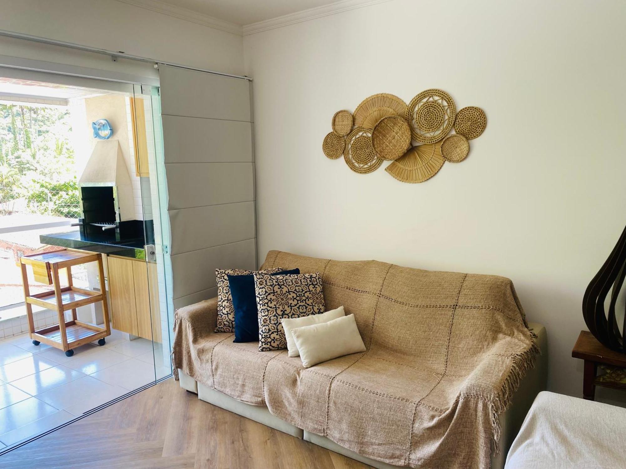 Apto Com Ar-cond E Piscina A 100 M Da Enseada Apartamento *