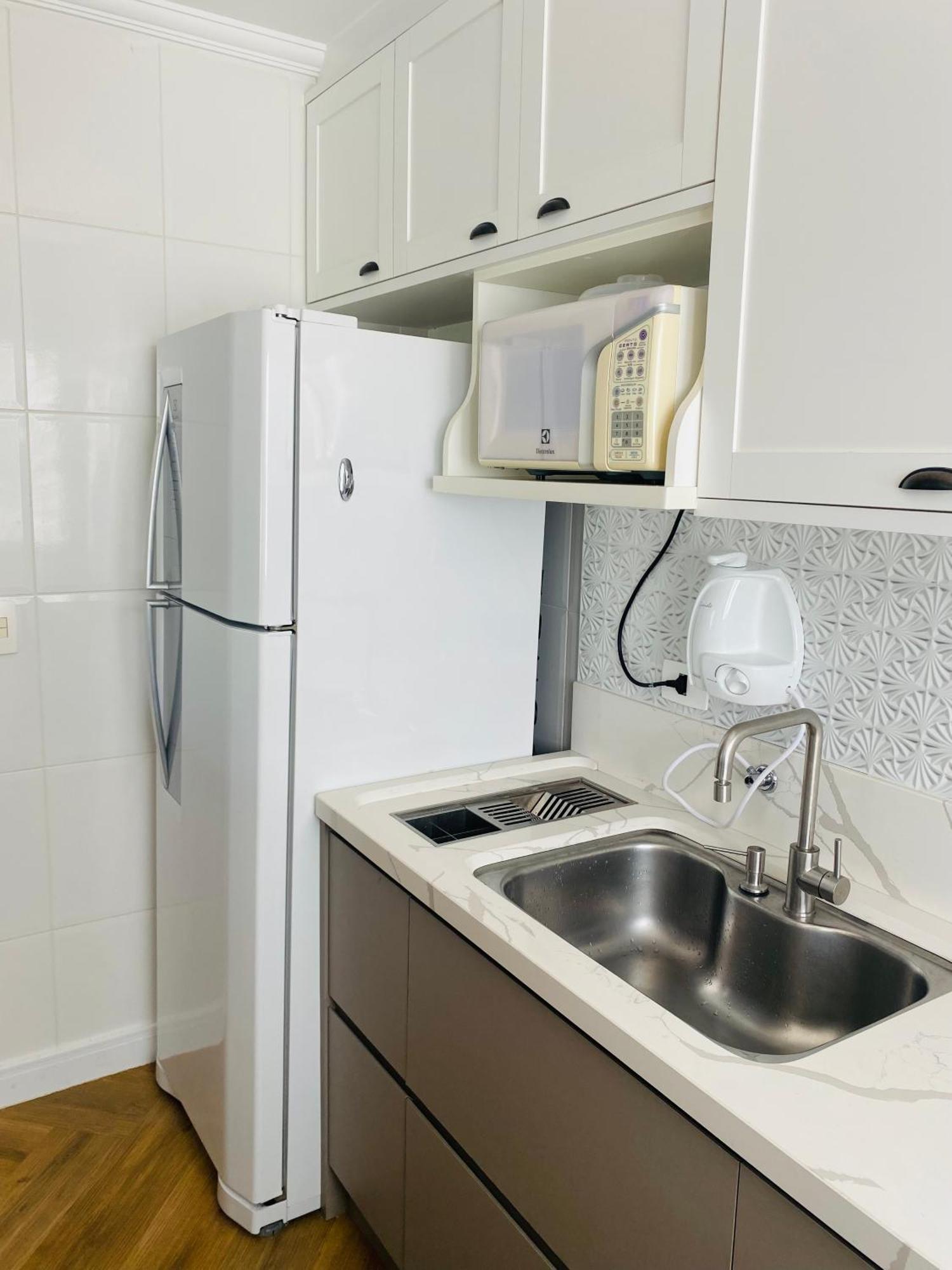 Apto Com Ar-cond E Piscina A 100 M Da Enseada Apartamento *