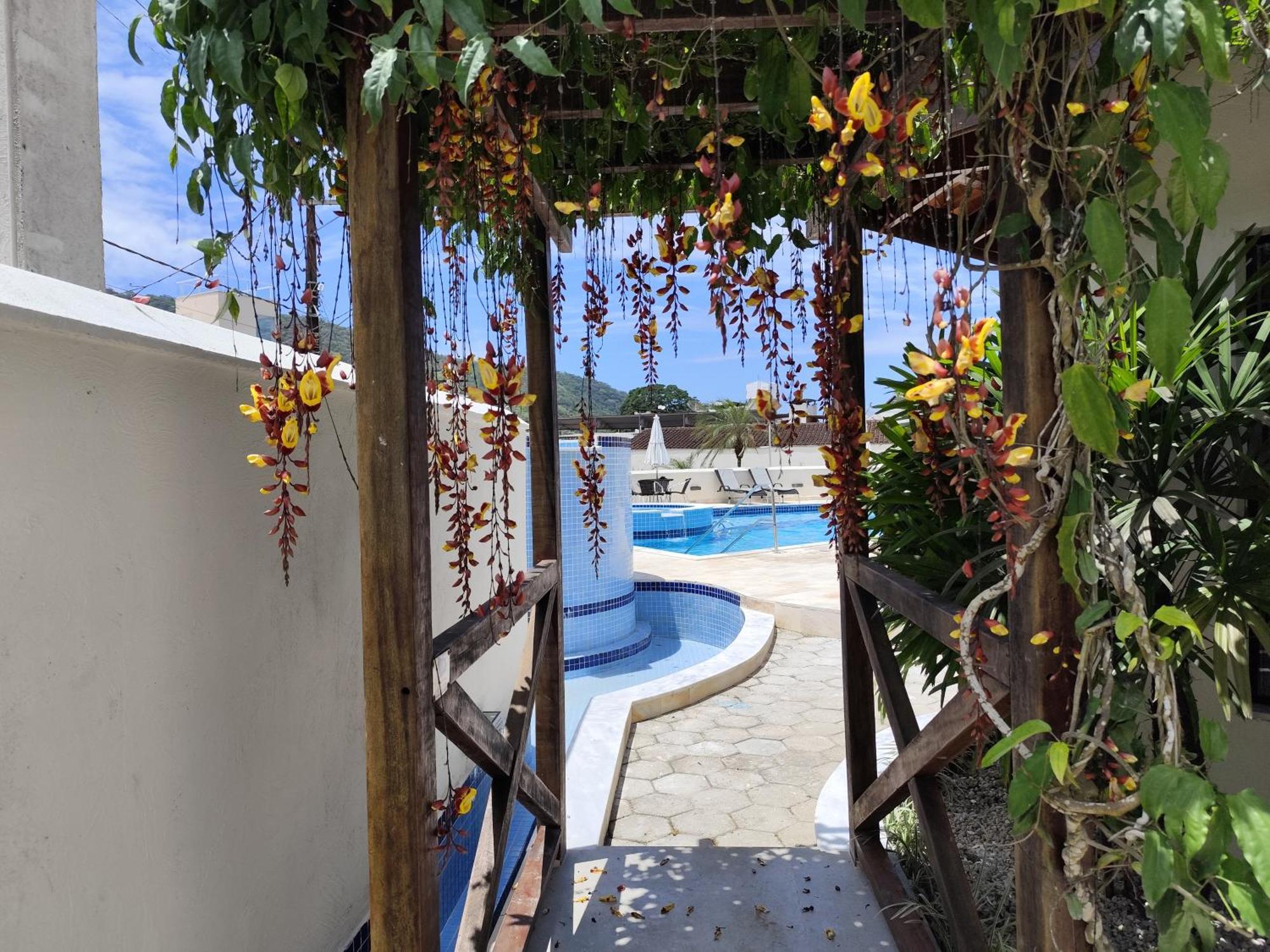 Apto Com Ar-cond E Piscina A 100 M Da Enseada Apartamento